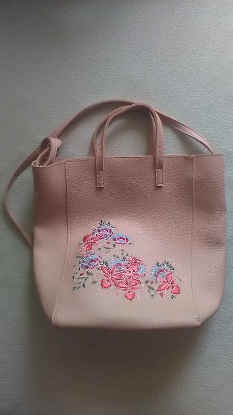 Damska kabelka s kvetmi, 