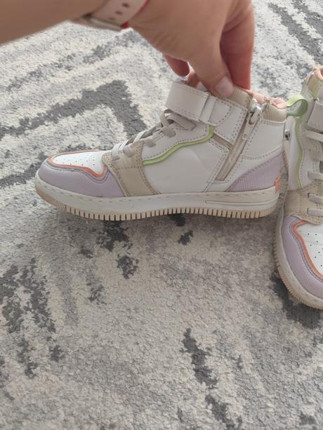 Členkové tenisky, 35