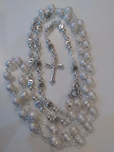 Strieborný ruženec s menom a dátumom,