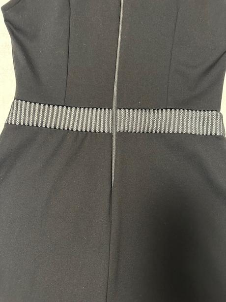 Krásne čierne šaty s pásom zn. magenta, m