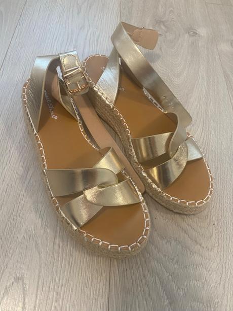 Sandale pošta v cene, 39