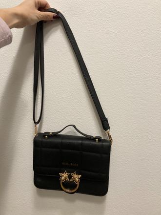 Pekná crossbody čierna kabelka,