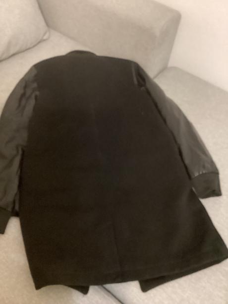 Pekný kabát s koženkou na rukávoch a nitmi, s