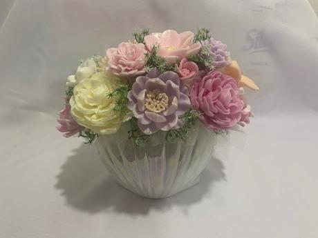 Mydlova kytica vo váze z mušle, 