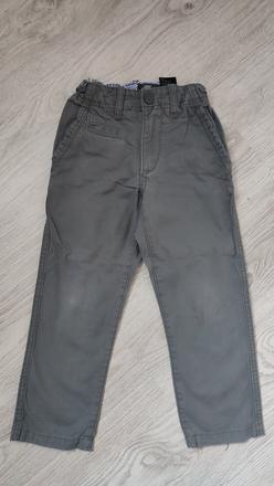 Šedé nohavice, 110