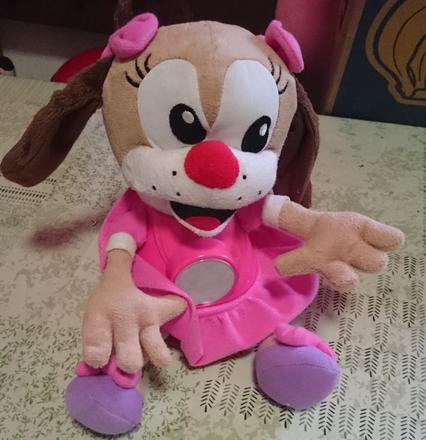 Rozprávajúca česky fenka mafinka na baterky, 25 cm,