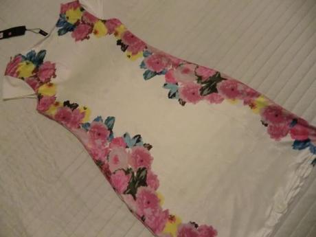 Letné krémové šaty s kvetami veľkosť m, m