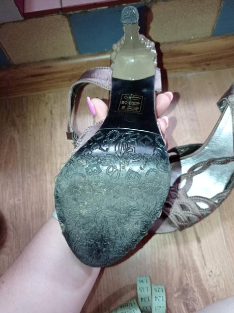 Krásne vysoké sandále, 40