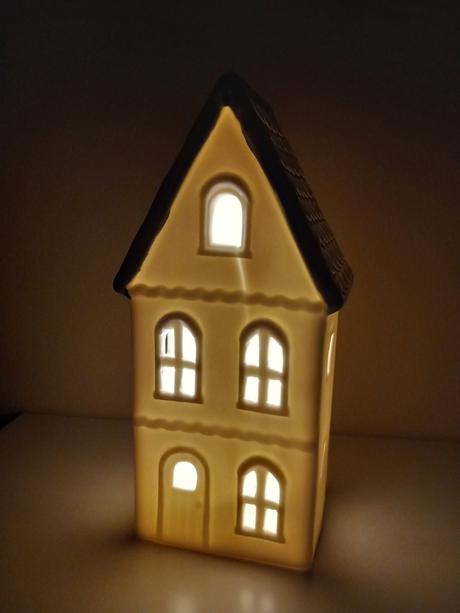 Keramický led domček vysoký 22x10,5x8 cm,