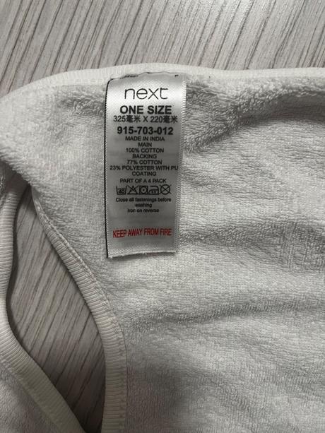 Biely podbradnik so slonikmi,