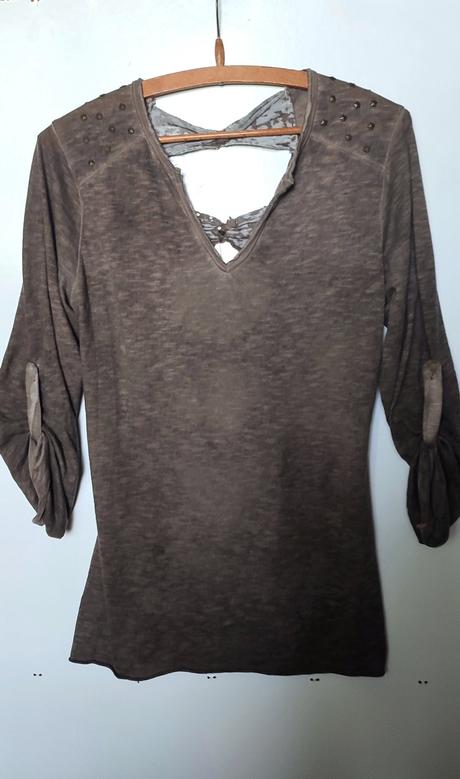 Tričko s výstrihom na chrbte, s