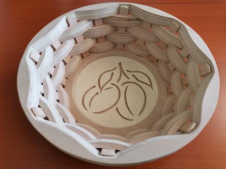 Drevený košík s motívom sliviek, 