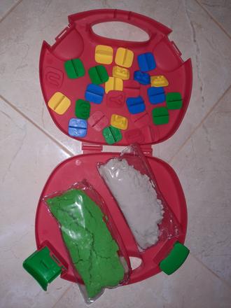 Kinetický piesok s formičkami v kufri,