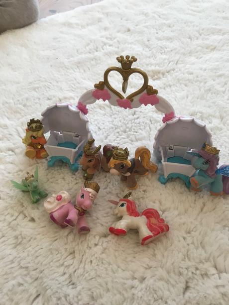 Filly koníky s krmitkom, 