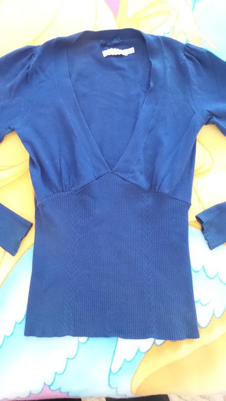 Tenký tmavofialový svetrík s v-výstrihom, s