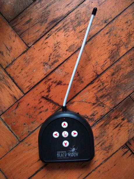 Obrovský chlpatý pavúk na diaľkové ovládanie, 