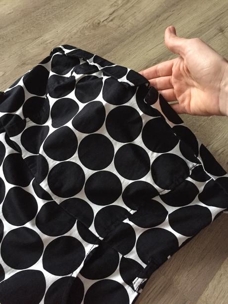 Čierno-biele bodkované šaty, 40