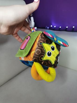 Lamaze závesná hračka kocka,