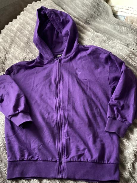 Fialová mikina, 146