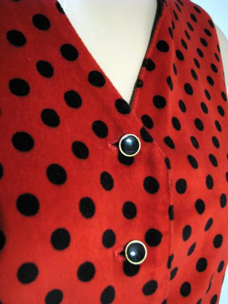 Červeno-čierna bodkovaná vesta, m