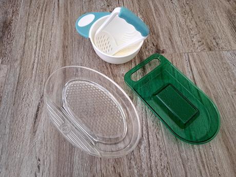 Sklenené a plast. strúhadlo + miska s lisom, 