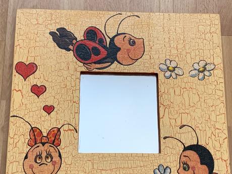 Zrkadielko s dreveným rámom, 