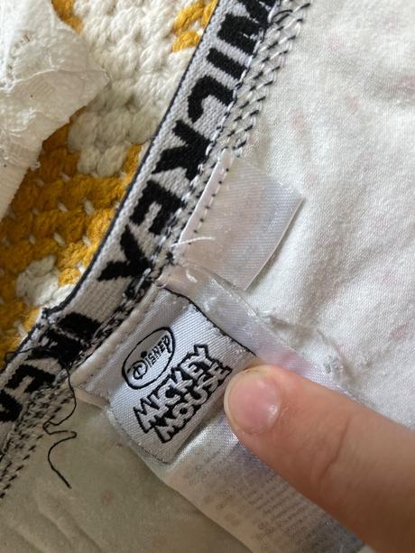 Rôzne nohavičky bledej farby, s