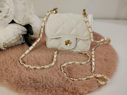 Biela dievčenská kabelka so zlatými detailmi,