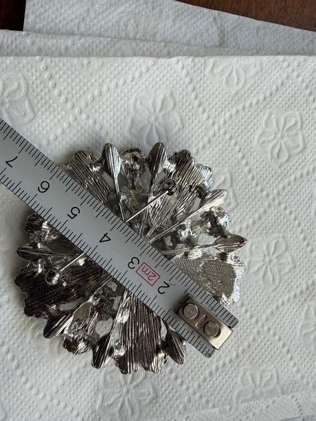 6 cm prekrasna trblietava velka strasova br,
