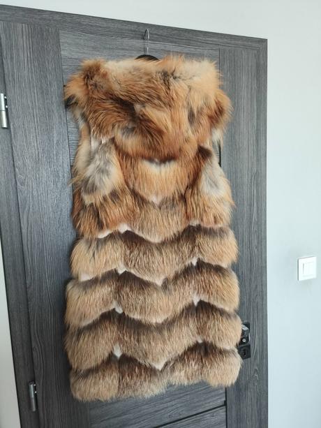 Krasna kozusinova vesta z lisky s kapucnou, s