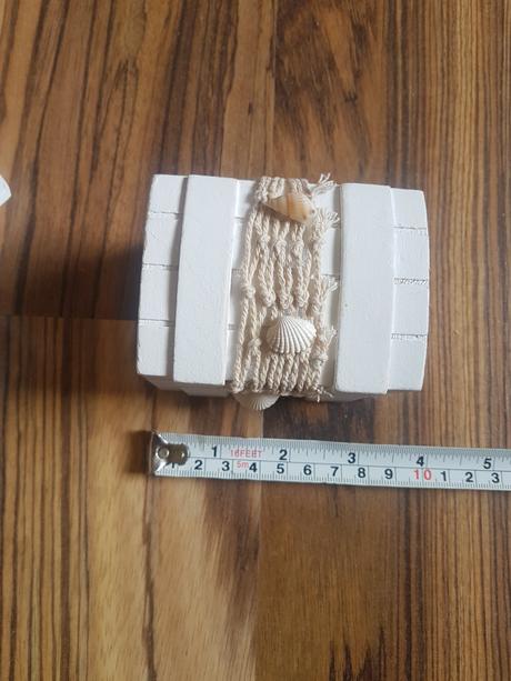 Drevena stolicka a truhlica, 