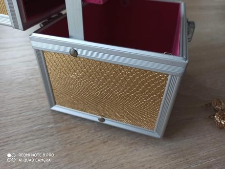 Zlatista sperkovnica, 