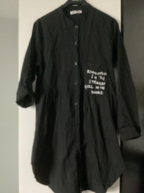 Dlha košeľa s nápisom ,šitá  do oblúka, m