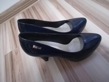 Lesklé lodičky, 35