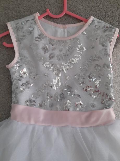 Nádherné spoločenské šatky, 98