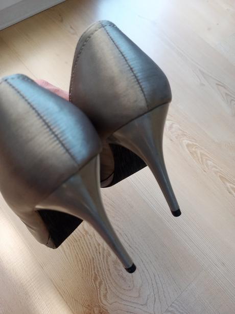 Elegantne strieborno sede lodicky s maslou, 39