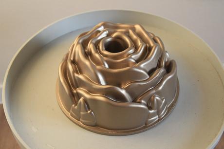 Nordic ware forma na bábovku rose 2,4l s vadami, 