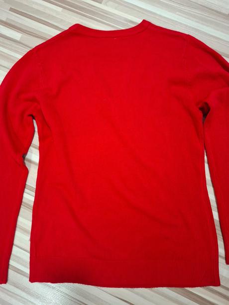 Červený svetrík, s