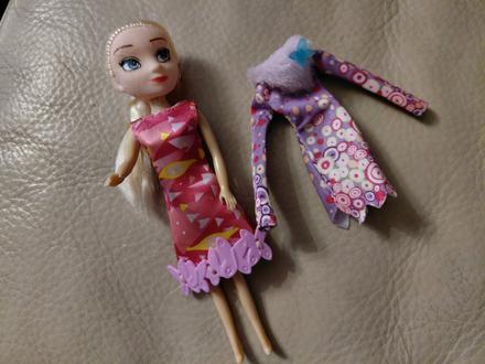 Babika elza + 1 ks šaty - výška cca 15 cm,