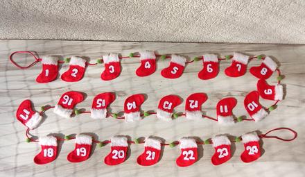 Adventný kalendár s čižmičkami na zavesenie, 