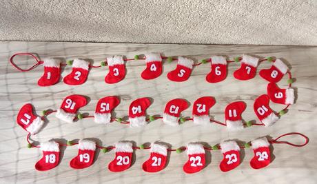 Adventný kalendár s čižmičkami na zavesenie, 