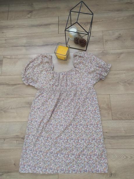Kvetovane šaty, 42