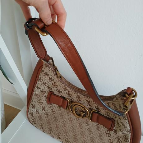 Kabelka cez plece guess, guess