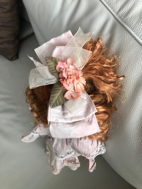 Porcelanova babika so stojanom,