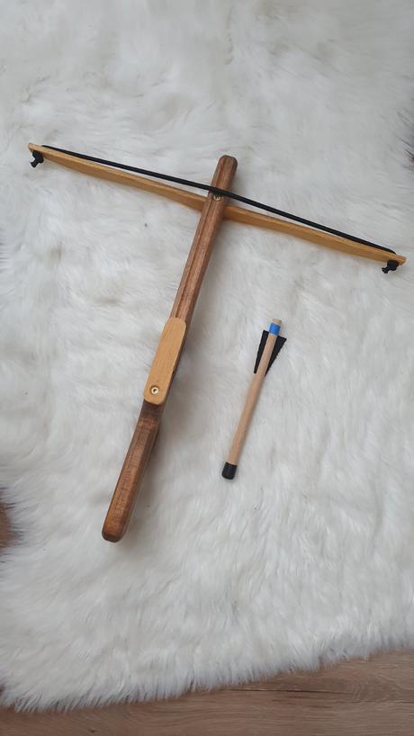 Luk ručne robený z dreva,