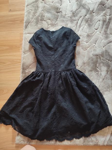 Čierne čipkované šaty, 158