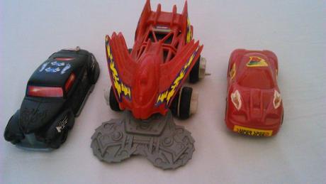 Tri plastové autá, 