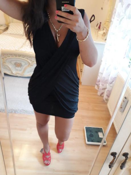 Čierne minišaty s riasením, s