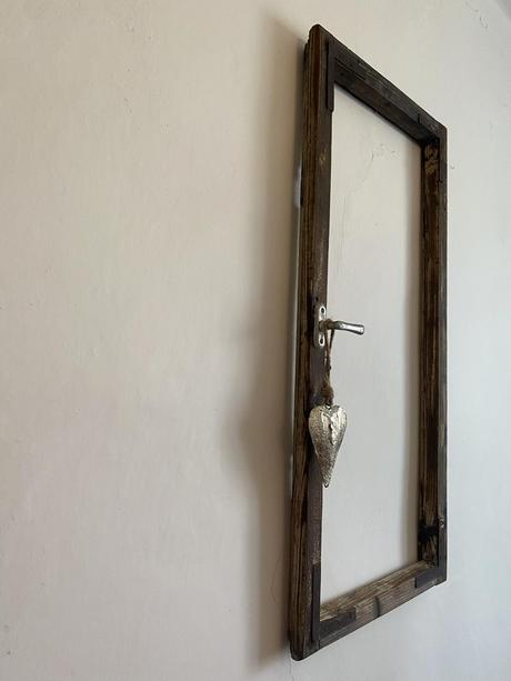 Starý drevený okenný rám,