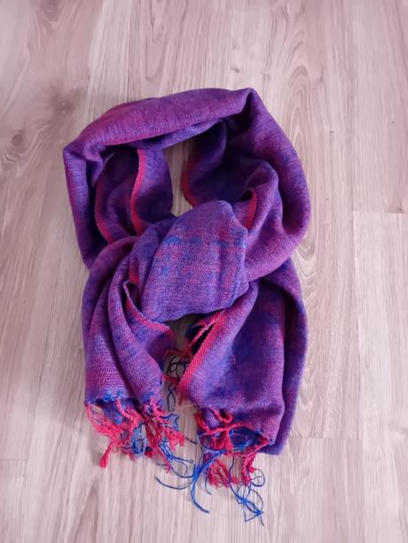 Modročervený šál, 